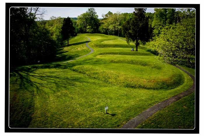  10. Được nghiên cứu liên tục. Gò Rắn Lớn tiếp tục là đối tượng nghiên cứu quan trọng trong các lĩnh vực như khảo cổ học, thiên văn học, và tín ngưỡng học nhằm tìm hiểu về mục đích, nguồn gốc và ảnh hưởng của nó đối với các nền văn hóa cổ xưa. Ảnh: Pinterest.