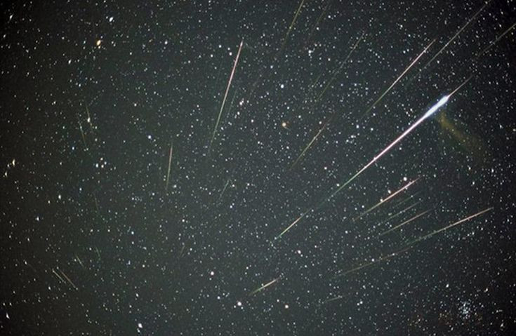  Không phải là "sao" thật sự: Sao băng thực chất là các hạt bụi hoặc đá nhỏ từ không gian, không phải những ngôi sao như cách gọi thông dụng. Ảnh: Pinterest.