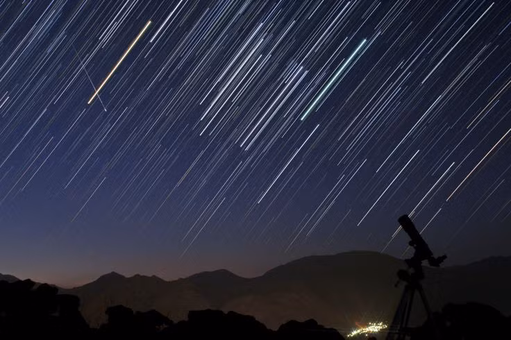  Perseids nổi tiếng nhất: Mưa sao băng Perseids vào tháng 8 được coi là trận mưa sao băng ngoạn mục nhất, với hàng chục sao băng lóe sáng mỗi giờ. Ảnh: Pinterest.