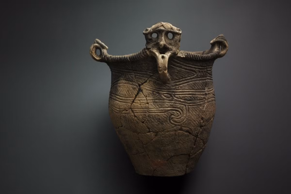  3. Nền văn minh đồ gốm đầu tiên. Người Jomon là những người đầu tiên ở Nhật Bản chế tạo đồ gốm. Những đồ gốm này có những hình dạng và họa tiết tinh xảo, phản ánh sự phát triển nghệ thuật và kỹ thuật chế tác của cư dân Jomon. Ảnh: Pinterest.