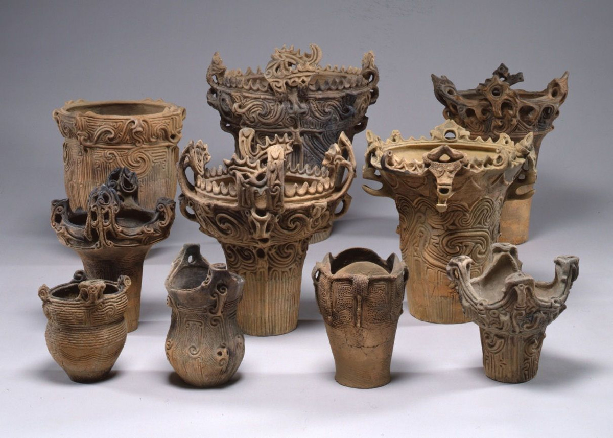  4. Đặc trưng của gốm Jomon. Đồ gốm Jomon nổi bật với những đường vân và họa tiết dây thừng, thường được sử dụng trong các mục đích nấu nướng, lưu trữ thực phẩm, hoặc chôn cất. Ảnh: Pinterest.