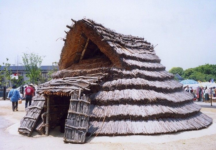  11. Kiến trúc Jomon. Người Jomon xây dựng các nhà sàn hoặc nhà có mái vòm từ vật liệu như gỗ và cỏ, giúp họ chống chọi với khí hậu lạnh và mưa nhiều của Nhật Bản. Ảnh: Pinterest.