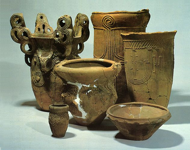  2. Tên gọi "Jomon". Tên "Jomon" trong tiếng Nhật có nghĩa là "dấu vết dây" (縄文), do người Jomon sử dụng các dây thừng để tạo ra các họa tiết đặc biệt trên đồ gốm của họ. Ảnh: Pinterest.