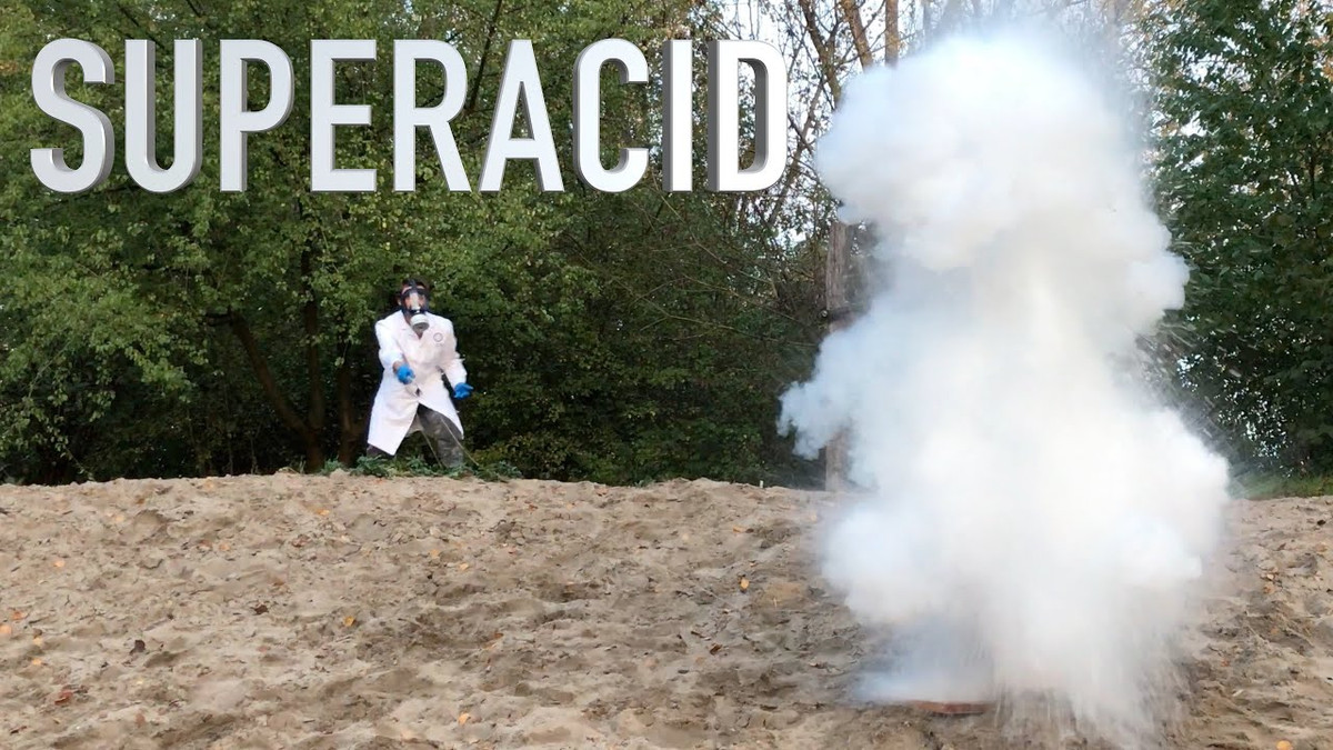  9. Phản ứng mạnh với nước. Axit fluoroantimonic phản ứng mãnh liệt với nước, tạo ra khí HF cực kỳ độc hại. Do đó, phải xử lý nó trong điều kiện khô hoàn toàn. Ảnh: Pinterest.