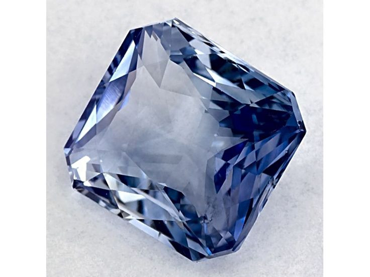  8. Chiếc nhẫn đính hôn nổi tiếng. Công nương Diana và Công nương Kate Middleton đều sở hữu một chiếc nhẫn đính hôn sapphire xanh, làm tăng sự nổi tiếng của loại đá này. Ảnh: Pinterest.