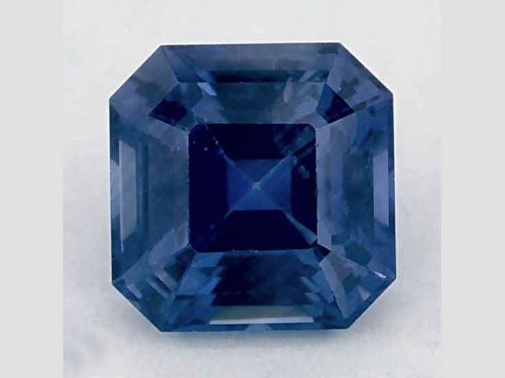  7. Biểu tượng hoàng gia. Sapphire từ lâu đã được coi là biểu tượng của hoàng gia, niềm tin, và trí tuệ. Nó thường xuất hiện trong các vương miện, trang sức hoàng gia. Ảnh: Pinterest.