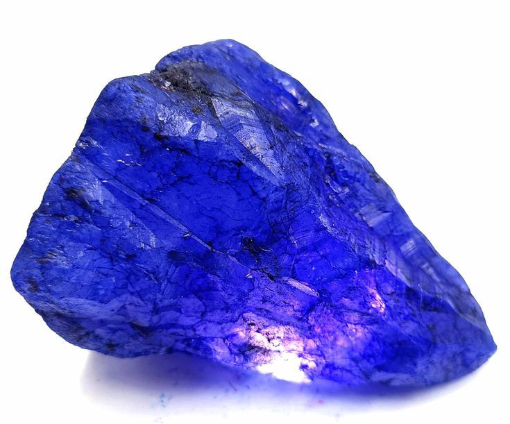  11. Ý nghĩa phong thủy. Sapphire được cho là mang lại sự bình an, trí tuệ và bảo vệ chủ nhân khỏi những nguy hiểm. Nó cũng được xem là biểu tượng của lòng trung thành và sự chân thành. Ảnh: Pinterest.