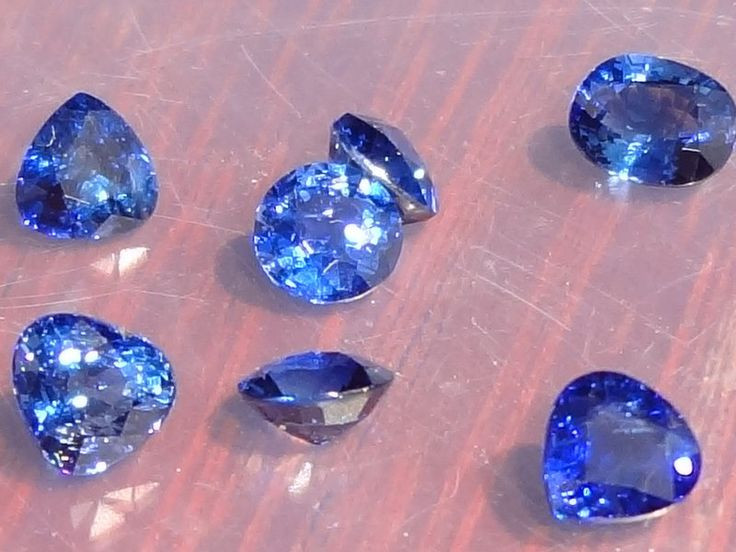  2. Nguồn gốc tên gọi. Từ "sapphire" bắt nguồn từ tiếng Hy Lạp "sappheiros", có nghĩa là "đá xanh". Ảnh: Pinterest.