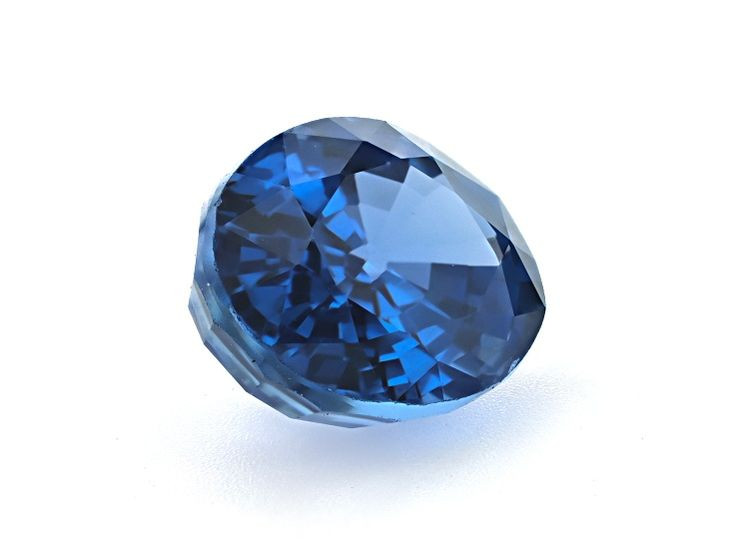  5. Ngôi sao sapphire. Một số viên sapphire chứa hiệu ứng sao sáu cánh độc đáo, gọi là "sapphire sao", do ánh sáng phản chiếu trên các sợi rutile bên trong. Ảnh: Pinterest.