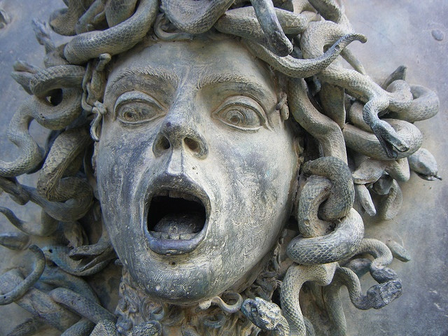  5. Perseus đã giết Medusa. Perseus, một anh hùng nổi tiếng trong thần thoại Hy Lạp, đã được giao nhiệm vụ giết Medusa. Anh đã sử dụng một chiếc gương đồng để nhìn vào hình ảnh phản chiếu của Medusa thay vì nhìn trực tiếp vào cô. Cuối cùng, Perseus đã chặt đầu Medusa. Ảnh: Pinterest.