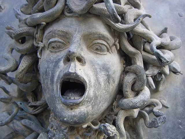  5. Perseus đã giết Medusa. Perseus, một anh hùng nổi tiếng trong thần thoại Hy Lạp, đã được giao nhiệm vụ giết Medusa. Anh đã sử dụng một chiếc gương đồng để nhìn vào hình ảnh phản chiếu của Medusa thay vì nhìn trực tiếp vào cô. Cuối cùng, Perseus đã chặt đầu Medusa. Ảnh: Pinterest.