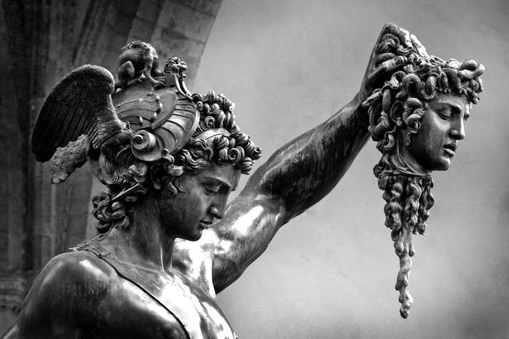  9. Medusa trong văn hóa dân gian và nghệ thuật. Medusa không chỉ là một nhân vật trong thần thoại Hy Lạp, mà còn là một hình tượng xuất hiện rộng rãi trong văn hóa dân gian, nghệ thuật và văn học. Cô được thể hiện trong nhiều tác phẩm nghệ thuật, từ các bức tranh vẽ đến các bức tượng, và thường là một biểu tượng của sự trả thù và sức mạnh nữ giới. Ảnh: Pinterest.