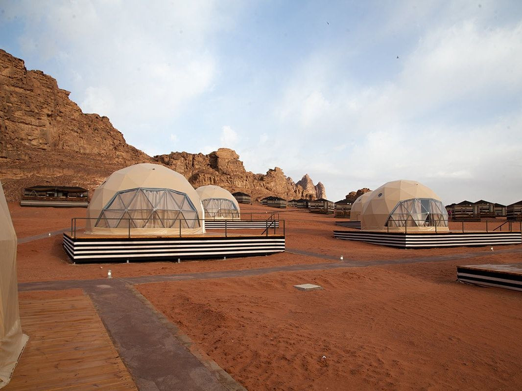 Nông nghiệp trên Sao Hỏa là một thách thức lớn, với ý tưởng sử dụng nhà kính và các phương pháp canh tác tiên tiến để sản xuất thực phẩm. Ảnh: Pinterest.