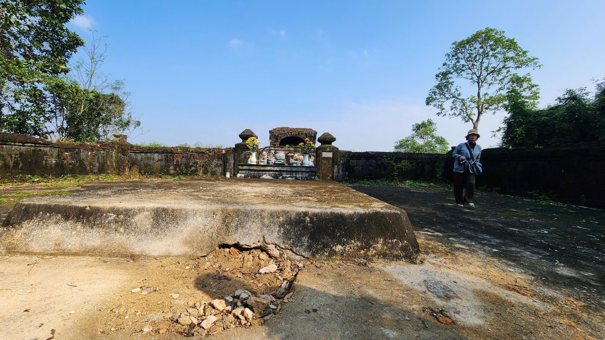 Sáng 6/1, lãnh đạo Trung tâm Bảo tồn di tích cố đô Huế cho biết lăng mộ chúa Nguyễn Phúc Khoát vừa bị đào trộm mộ phần. Trước đó vào ngày 5/1, khi nhân viên bảo vệ khu lăng đến kiểm tra theo công việc hàng ngày thì phát hiện khu vực mộ phần của lăng có dấu hiện bị đào bới xuống sâu bên dưới. Ảnh: Tiền Phong.