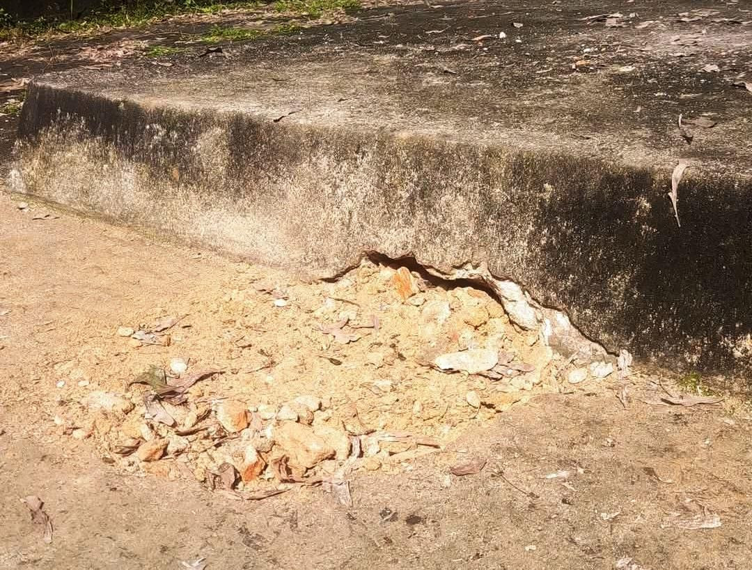 Tại hiện trường, các lớp đất đá do việc đào mộ để lại vẫn còn nguyên, hố đào với kích thước khoảng 60 x 60cm. Hố đào mặc dù đã bị lấp lại những vẫn còn rất mới, không rõ cụ thể phần mộ của chúa Nguyễn Phúc Khoát bị đào sâu xuống bao nhiêu mét... Ảnh: Tiền Phong.