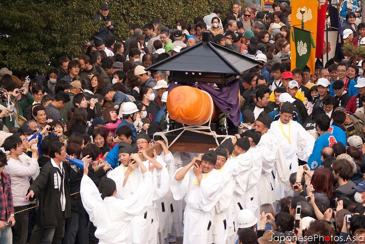  Tồn tại trong văn hóa hiện đại: Dấu vết của tín ngưỡng phồn thực vẫn tồn tại trong các phong tục cưới hỏi, lễ hội mùa xuân, và các nghi lễ cầu mùa ở nhiều nơi trên thế giới. Ảnh: Pinterest.