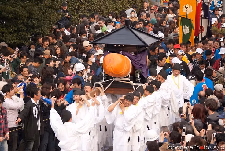  Tồn tại trong văn hóa hiện đại: Dấu vết của tín ngưỡng phồn thực vẫn tồn tại trong các phong tục cưới hỏi, lễ hội mùa xuân, và các nghi lễ cầu mùa ở nhiều nơi trên thế giới. Ảnh: Pinterest.