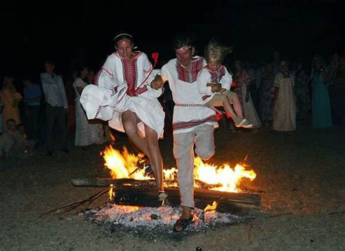  Phong tục và nghi lễ: Nhiều nghi lễ phồn thực có tính chất biểu tượng, như các lễ hội mùa xuân, nghi thức cầu mưa, hoặc lễ hội kết hợp trai gái để thúc đẩy sự sinh sôi. Ảnh: Pinterest.