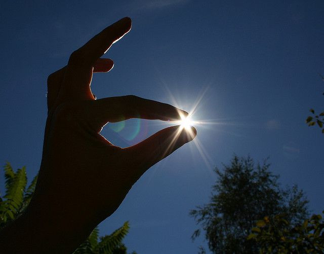  8. Nguồn gốc của ánh sáng và nhiệt. Ánh sáng từ Mặt Trời mất khoảng 8 phút 20 giây để đến Trái Đất, tức ánh sáng mà ta thấy thực chất thuộc về quá khứ. Ảnh: Pinterest.