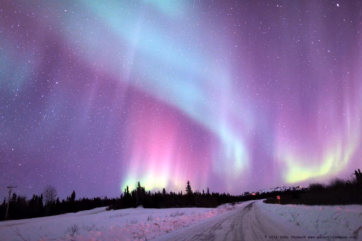  9. Gió Mặt Trời. Mặt Trời liên tục phát ra các hạt năng lượng cao gọi là gió Mặt Trời, tạo nên cực quang khi chúng tương tác với từ trường Trái Đất. Ảnh: Pinterest.