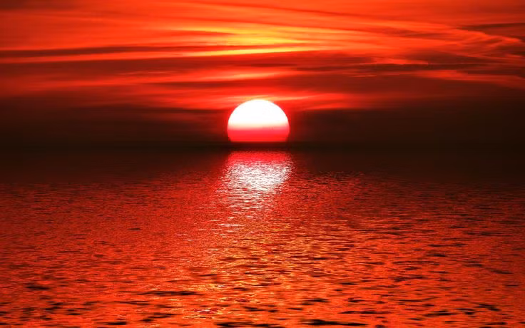  14. Kích thước không ngừng thay đổi. Mặt Trời đang dần mất khối lượng do bức xạ năng lượng, nhưng quá trình này rất chậm, không ảnh hưởng đáng kể trong thời gian gần. Ảnh: Pinterest.