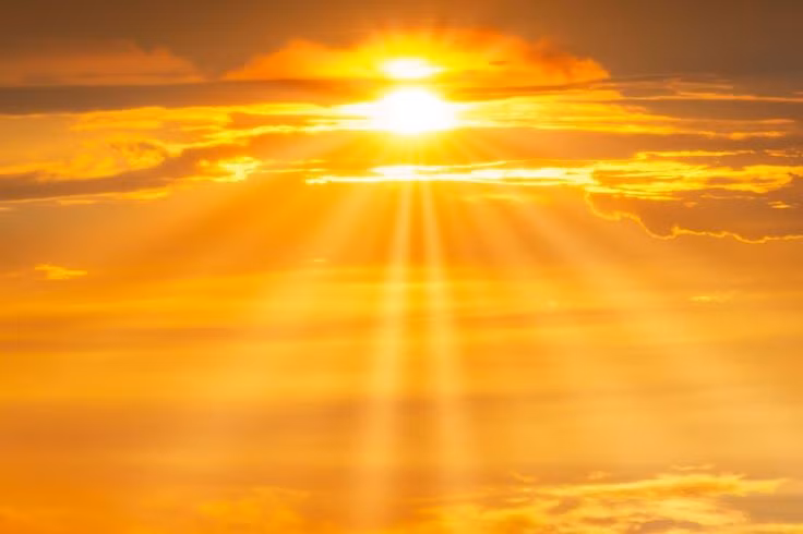  11. Chu kỳ hoạt động 11 năm. Mặt Trời có chu kỳ hoạt động từ mạnh đến yếu kéo dài khoảng 11 năm, thể hiện qua số lượng vết đen Mặt Trời. Ảnh: Pinterest.