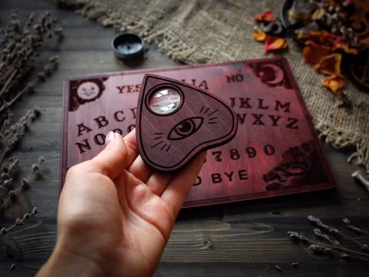  12. Được nghiên cứu bởi các nhà tâm lý học. Cầu cơ đã thu hút sự chú ý của các nhà khoa học nghiên cứu về tiềm thức, cảm giác tự động và các hiện tượng thần bí. Ảnh: Pinterest.