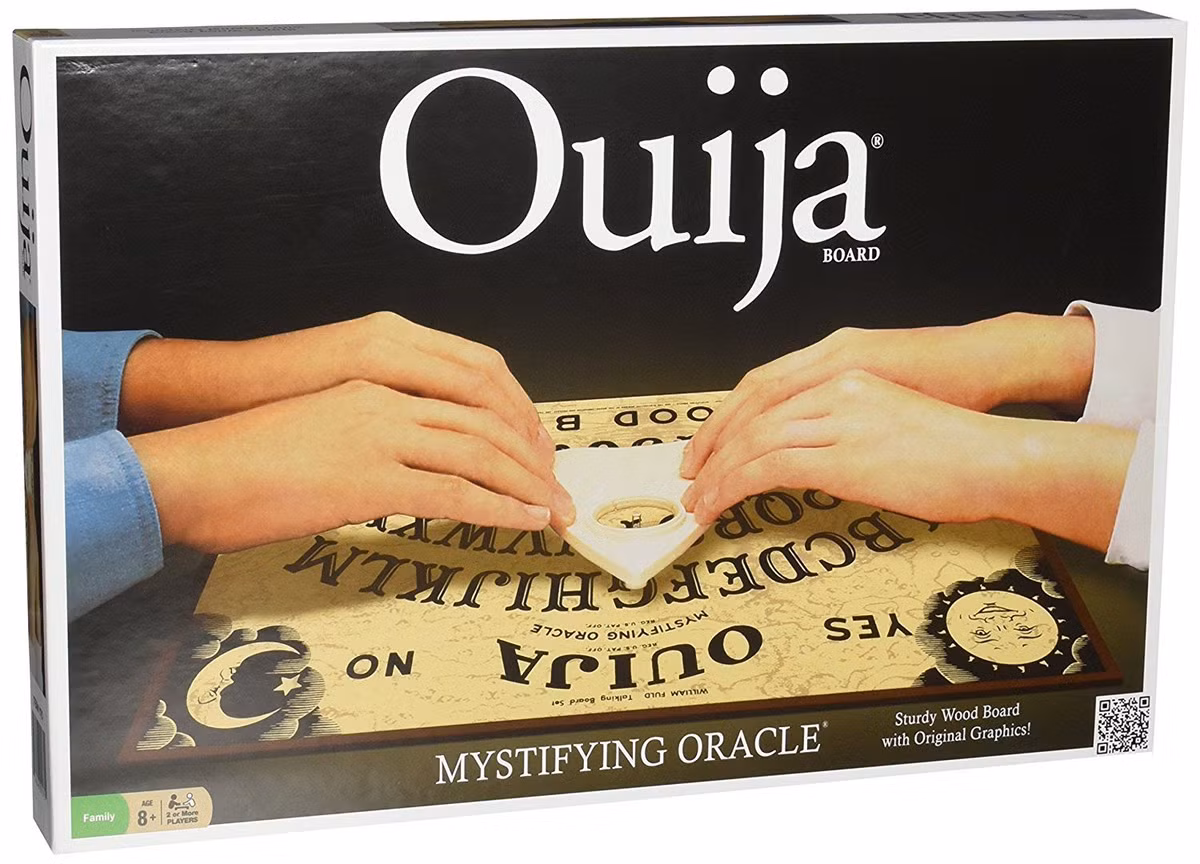  3. Tên "Ouija" có ý nghĩa bí ẩn. Người ta tin rằng tên "Ouija" được lấy từ một phiên giao tiếp đầu tiên với bảng, trong đó linh hồn chọn từ này. Có giả thuyết cho rằng từ này bắt nguồn từ tiếng Pháp "oui" và tiếng Đức "ja," cả hai đều có nghĩa là "đồng ý". Ảnh: Pinterest.