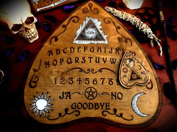  2. Nguồn gốc cổ xưa. Mặc dù cầu cơ hiện đại xuất hiện vào thế kỷ 19, việc sử dụng bảng hoặc công cụ để giao tiếp với thế giới bên kia đã tồn tại từ thời cổ xưa, như ở Trung Quốc cách đây 1.100 năm trong triều đại nhà Tống. Ảnh: Pinterest.