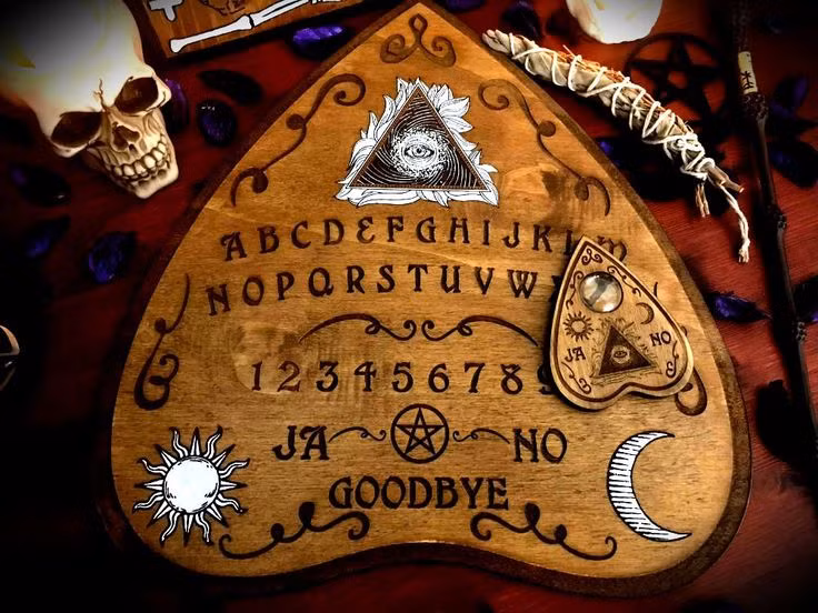  2. Nguồn gốc cổ xưa. Mặc dù cầu cơ hiện đại xuất hiện vào thế kỷ 19, việc sử dụng bảng hoặc công cụ để giao tiếp với thế giới bên kia đã tồn tại từ thời cổ xưa, như ở Trung Quốc cách đây 1.100 năm trong triều đại nhà Tống. Ảnh: Pinterest.