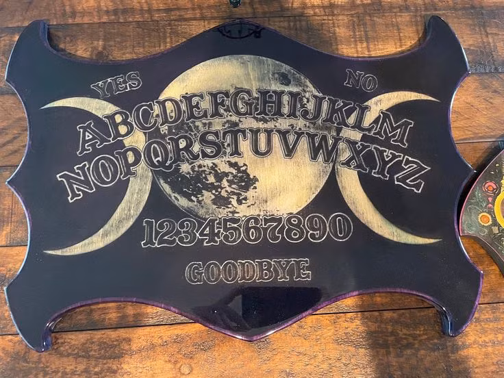  15. Nổi tiếng trong văn hóa đại chúng. Cầu cơ thường xuất hiện trong các tác phẩm văn hóa đại chúng như phim, sách và truyện kinh dị, làm tăng sức hấp dẫn kỳ bí của nó. Ảnh: Pinterest.