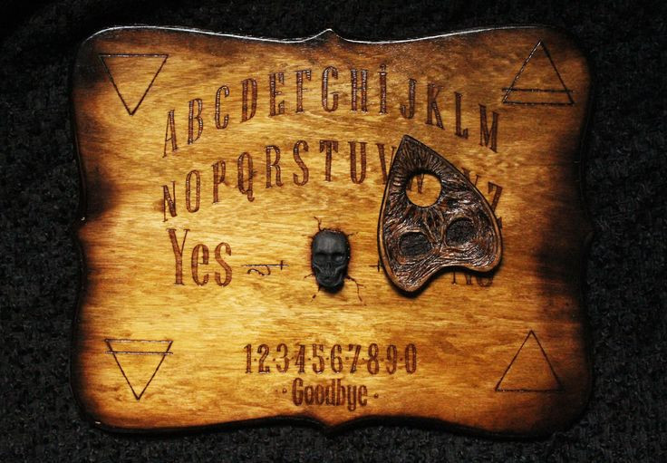  11. Liên hệ với Hollywood. Sự phổ biến của cầu cơ tăng vọt nhờ phim kinh dị, đặc biệt là sau khi xuất hiện trong bộ phim The Exorcist (1973), nơi bảng Ouija được xem là công cụ dẫn dắt quỷ dữ. Ảnh: Pinterest.