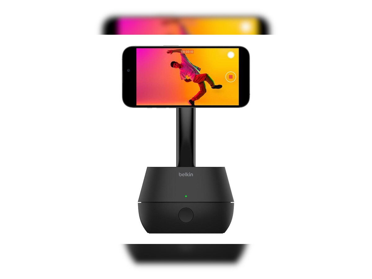  6. Cài đặt đơn giản. Không cần kết nối Wi-Fi hoặc Bluetooth; chỉ cần đặt điện thoại vào là có thể sử dụng. Ảnh: Business Sstandard.