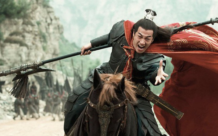  Trận Hổ Lao Quan: Trương Phi là người đầu tiên dám xông ra đấu Lữ Bố khi 18 lộ chư hầu còn đang khiếp sợ. Nhưng sau 50 hiệp, ông đã rơi vào thế yếu, buộc Quan Vũ phải ra hỗ trợ. Ngay cả khi hợp sức với Quan Vũ, cả hai vẫn không thể làm khó được Lữ Bố.