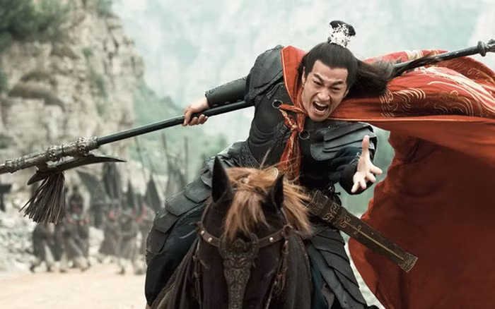  Trận Hổ Lao Quan: Trương Phi là người đầu tiên dám xông ra đấu Lữ Bố khi 18 lộ chư hầu còn đang khiếp sợ. Nhưng sau 50 hiệp, ông đã rơi vào thế yếu, buộc Quan Vũ phải ra hỗ trợ. Ngay cả khi hợp sức với Quan Vũ, cả hai vẫn không thể làm khó được Lữ Bố.