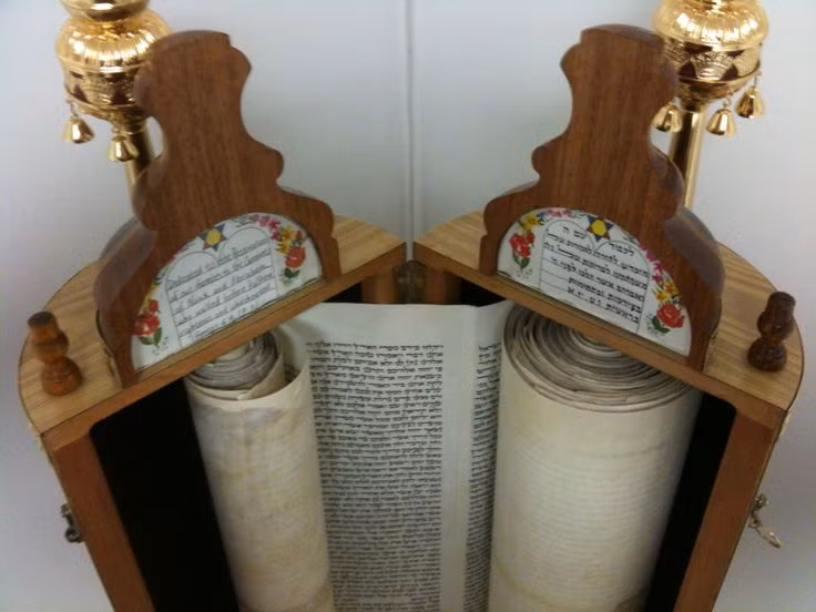  6. Sefer Torah rất quý giá. Một cuộn Sefer Torah thời hiện đại cỏ thể mất khoảng 1 năm để chế tác thủ công và trị giá từ vài nghìn đến hàng chục nghìn USD. Ảnh: Pinterest.