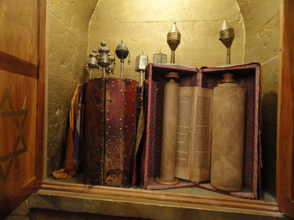  5. Hình thức truyền thống. Torah được viết tay trên cuộn giấy da (gọi là Sefer Torah) bằng chữ Hebrew cổ, sử dụng bút lông và mực đặc biệt. Ảnh: Pinterest.