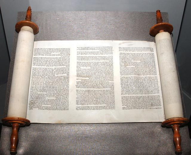  2. Nội dung chính. Torah gồm năm cuốn sách đầu tiên của Kinh Thánh Hebrew: Sáng Thế (Genesis), Xuất Hành (Exodus), Lê-vi (Leviticus), Dân Số (Numbers), và Phục Truyền Luật Lệ (Deuteronomy). Ảnh: Pinterest.