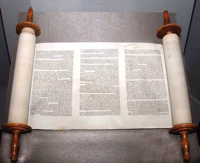  2. Nội dung chính. Torah gồm năm cuốn sách đầu tiên của Kinh Thánh Hebrew: Sáng Thế (Genesis), Xuất Hành (Exodus), Lê-vi (Leviticus), Dân Số (Numbers), và Phục Truyền Luật Lệ (Deuteronomy). Ảnh: Pinterest.