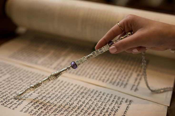  14. Được truyền qua nhiều thế hệ. Việc sao chép và đọc Torah là một nghi lễ quan trọng, đảm bảo rằng nội dung của nó được truyền tải chính xác qua hàng nghìn năm. Ảnh: Pinterest.