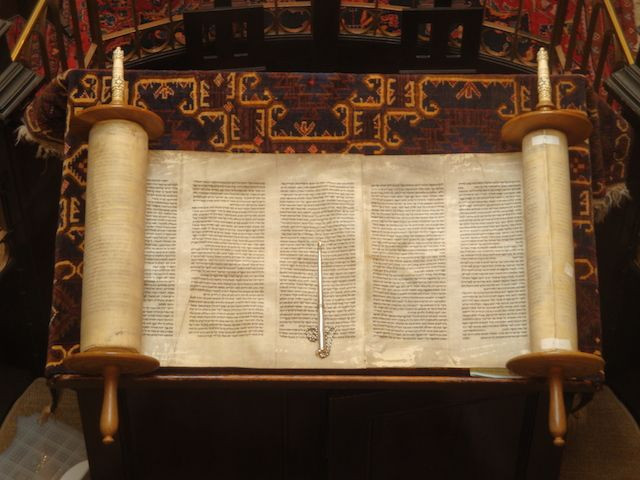  7. Torah và Tanakh. Torah là phần đầu tiên và quan trọng nhất của Tanakh, tức Kinh Thánh Hebrew, gồm ba phần: Torah (Giáo Huấn), Nevi'im (Ngôn Sứ), và Ketuvim (Văn Chương). Ảnh: Pinterest.