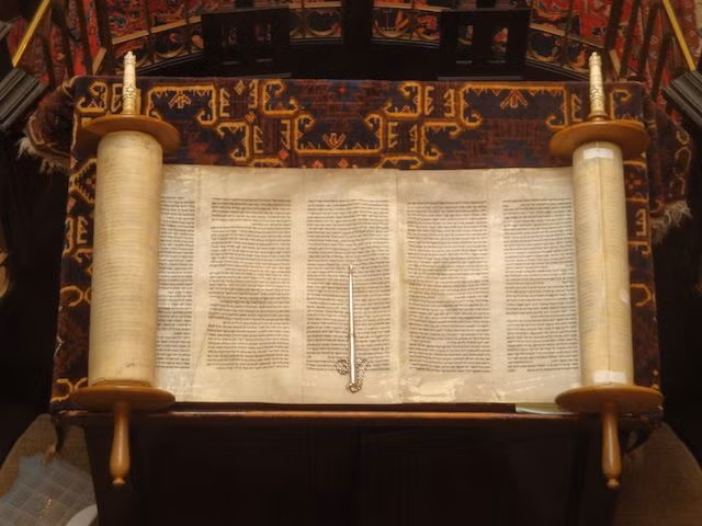  7. Torah và Tanakh. Torah là phần đầu tiên và quan trọng nhất của Tanakh, tức Kinh Thánh Hebrew, gồm ba phần: Torah (Giáo Huấn), Nevi'im (Ngôn Sứ), và Ketuvim (Văn Chương). Ảnh: Pinterest.