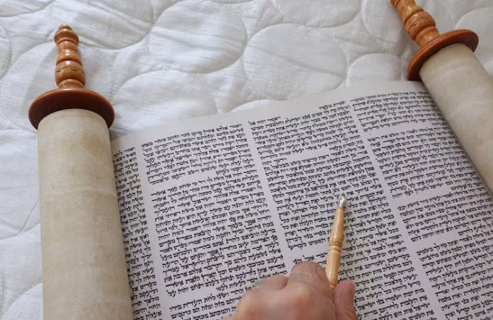  9. Truyền thống đọc Torah. Torah được chia thành 54 phần (parashot), được đọc trong các buổi lễ Sabbath hàng tuần, hoàn thành toàn bộ trong một năm. Ảnh: Pinterest.