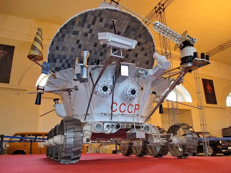  9. Lunokhod - Robot tự hành đầu tiên trên Mặt Trăng (1970). Robot Lunokhod 1 trở thành phương tiện tự hành đầu tiên khám phá bề mặt Mặt Trăng. Ảnh: Pinterest.