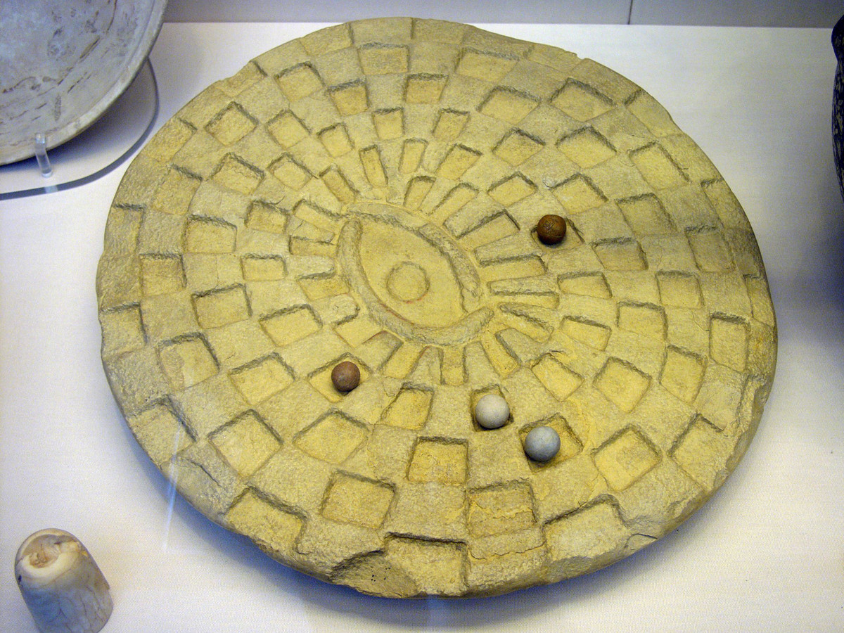  10. Mehen và khái niệm về sự vĩnh hằng. Thần Mehen cũng tượng trưng cho sự vĩnh hằng. Những người Ai Cập cổ tin rằng, Mehen sẽ tiếp tục bảo vệ thần Ra trong suốt mọi thời kỳ, và do đó, vị thần này cũng có liên quan đến sự bảo vệ không ngừng của những người đã khuất. Ảnh: Pinterest.