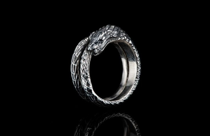  6. Sự liên kết với các loài rắn thần thánh. Mehen được coi là một biểu tượng của loài rắn thần thánh. Trong Ai Cập cổ, rắn thường đại diện cho sự bảo vệ và quyền lực, do đó Mehen có mối liên hệ mạnh mẽ với các thần khác trong văn hóa này như Serqet (nữ thần rắn) và Apophis (thần rắn ác). Ảnh: Pinterest.