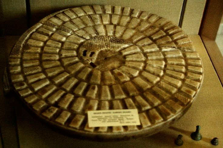  5. Mehen trong các bức tranh và điêu khắc. Mehen xuất hiện trong nhiều bức tranh và điêu khắc Ai Cập cổ, đặc biệt là trên các mộ phần và đền thờ. Hình ảnh của Mehen có thể được tìm thấy trên các tấm ván đá, nơi ông bảo vệ các vị thần hoặc các vị vua trong thế giới ngầm. Ảnh: Pinterest.