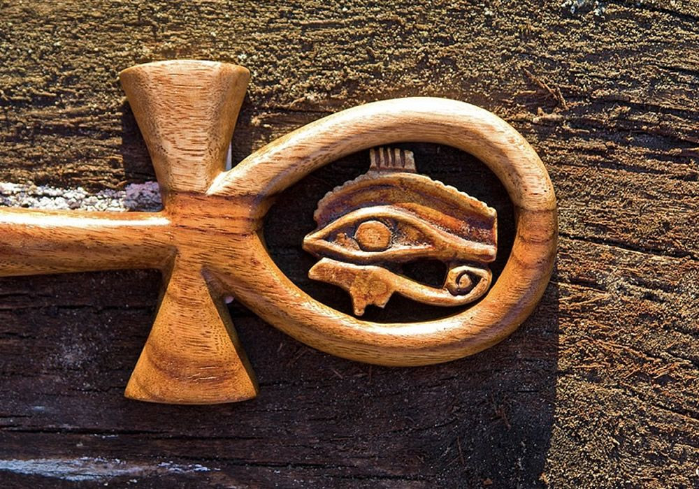  8. Mối quan hệ với thần Horus. Mehen có một mối liên hệ chặt chẽ với thần Horus, vị thần bảo vệ và công lý trong văn hóa Ai Cập. Horus thường được miêu tả trong các tranh vẽ, có liên quan đến Mehen khi Ra và Horus cùng hợp tác chống lại Apophis, con rắn đại diện cho sự hỗn loạn. Ảnh: Pinterest.