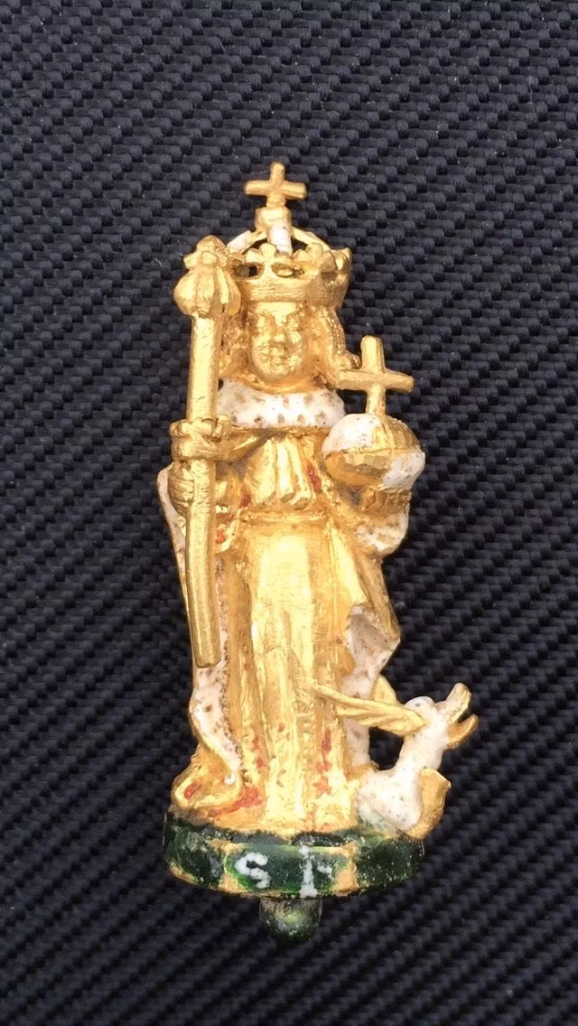 Dạo chơi trên cánh đồng, vô tình vấp phải tượng vàng 60 tỷ - Hình 2 Dao choi tren canh dong, vo tinh vap phai tuong vang 60 ty-Hinh-2