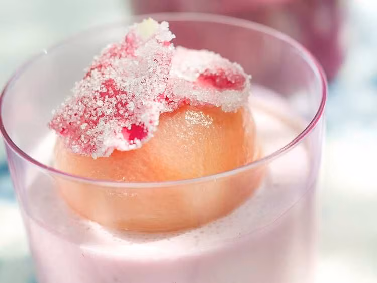  Ứng dụng trong ẩm thực: Hoa hồng được sử dụng để làm siro, mứt, trà, và nhiều món tráng miệng. Đặc biệt, nước hoa hồng là nguyên liệu phổ biến trong ẩm thực Trung Đông và Nam Á. Ảnh: Pinterest.